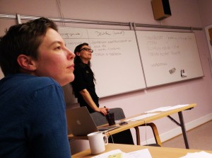 Busi föreläser, Anna förgrund